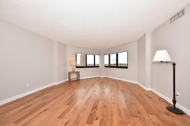 Diamond Tower unit 10C, Milwaukee, WI 53202 - photo 4