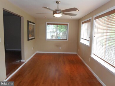 419 Queens Row St, Herndon, VA 20170 - photo 4