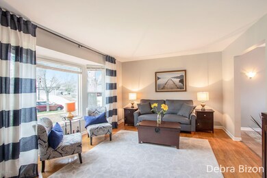 2543 LOngmeadow living look to couch pic
