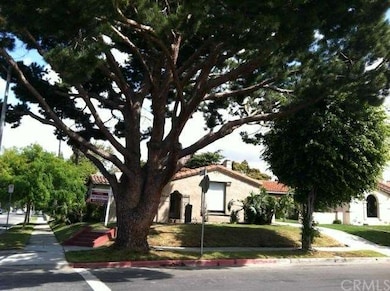 Gorgeous shady Tree frames this house