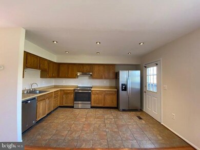 4806 Grand Bend Dr, Catonsville, MD 21228 - photo 3