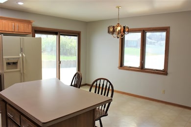 2315 Valley High Dr, Cedar Falls, IA 50613 - photo 4