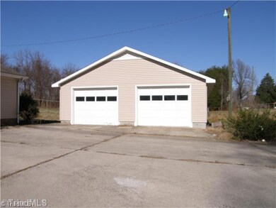 6704 Buxton Ct, Greensboro, NC 27406 - photo 2