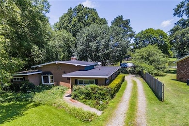 Long driveway with plenty of parking.