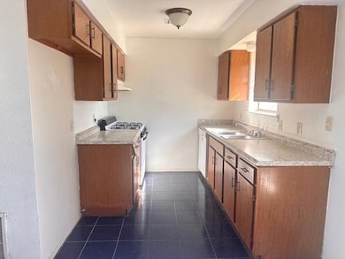 1913 Ridgeway Rd, Blackwell, OK 74631 - photo 3