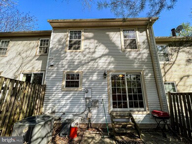 9587 Lindenbrook St, Fairfax, VA 22031 - photo 3