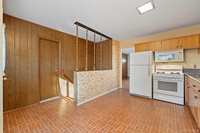 696 Bohemia Pkwy, Sayville, NY 11782 - photo 5