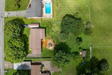 2122 Hillcrest Dr (1 of 87)