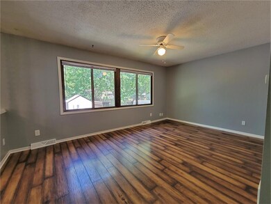 Large livingroom with laminate floors and great na
