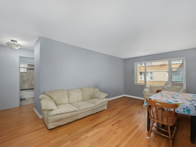 2424 W Estes Ave unit 3B, Chicago, IL 60645 - photo 3