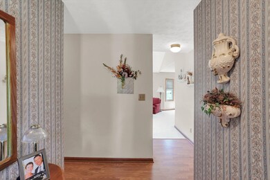 2833 Fox Pointe Dr, Columbus, IN 47203 - photo 5