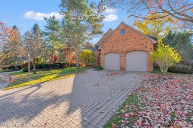 5554 Pine Brooke Ct, Bloomfield Hills, MI 48304 - photo 2
