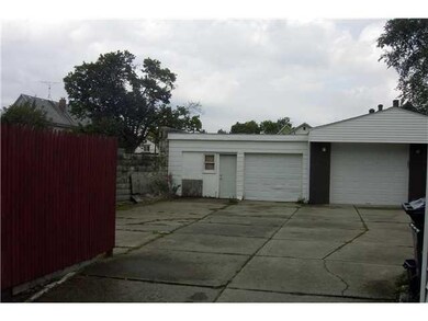 Parking Lot/Garage. Shared driveway.  Garage on le