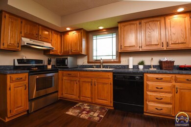 3825 SW Arvonia Place, Topeka, KS 66610 - photo 6