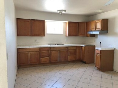 048-904726 Kitchen 1