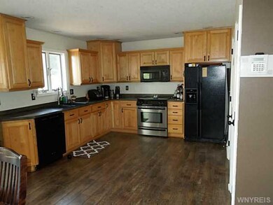 Kitchen. New laminate floor.