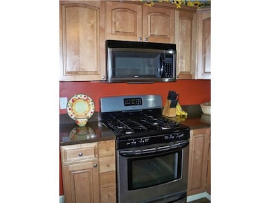 Kitchen. Gorgeous Maple cabinetry and sile stone c