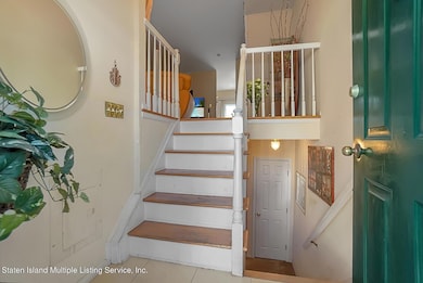 (4) ENTRY FOYER