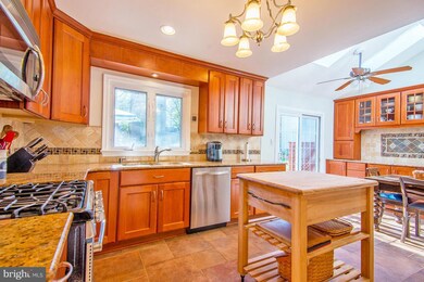 5558 Queen Victoria Ct, Burke, VA 22015 - photo 6