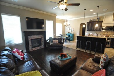 605 Lindsey Ln, Moore, OK 73160 - photo 2