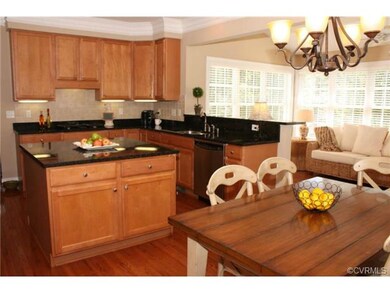 Cook's  Eat-in Kitchen with Granite, Stainless, Br
