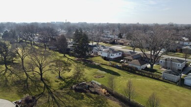 2032 Eastview Dr, Des Plaines, IL 60018 - photo 2