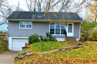 1101 38th St SE, Cedar Rapids, IA 52403 - photo 2