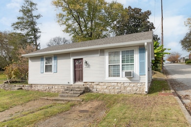 1013 Riverside Dr, Columbia, TN 38401 - photo 2