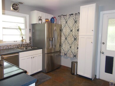2916 SW 20th St, Topeka, KS 66604 - photo 3