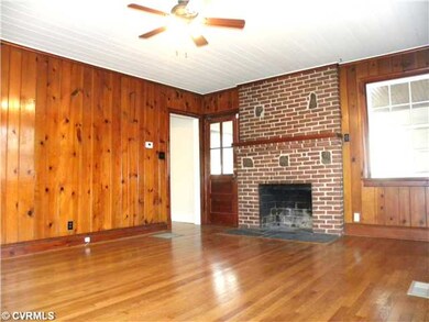 Living Room - Large 18 x 14 living room with Hands