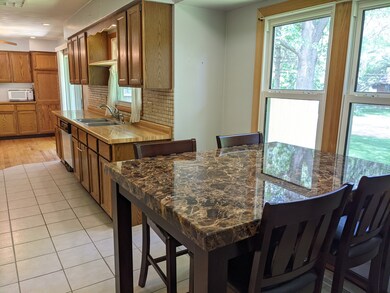 330 Oak Ridge Dr, Freeport, IL 61032 - photo 5