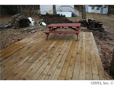 Patio/Deck Patio to entrance with picnic table bei
