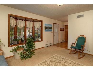 710 2nd Ave SE Hayfield MN-large-005-006-Living Ro
