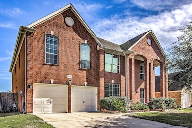 Lake View Property with 5 Bedrooms, 3 1/2 Bathroom