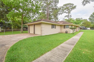 1111 Pine St, Alvin, TX 77511 - photo 5