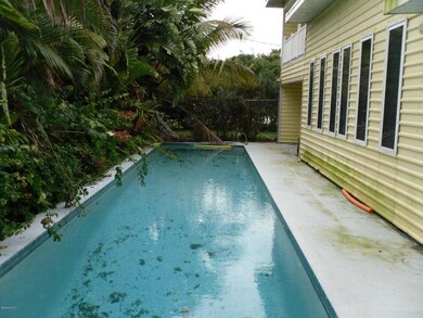 100 Poinsetta_Pool