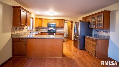 1911 E 48th Ct, Davenport, IA 52807 - photo 5