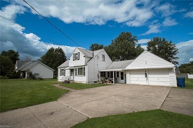 Large driveway with turn around.