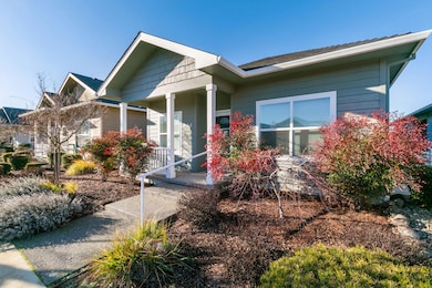 676 Golden Peak Dr, Central Point, OR 97502 - photo 2