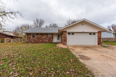 1012 Colonial Dr, Pryor, OK 74361 - photo 4