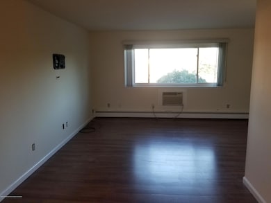 714 Cricket Ln, Woodbridge, NJ 07095 - photo 2