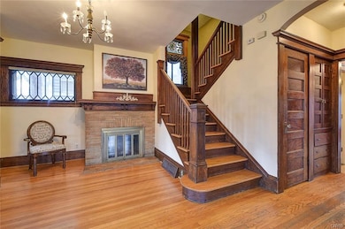 SPACIOUS CHARMING FOYER***** LEADED GLASS WORKING 