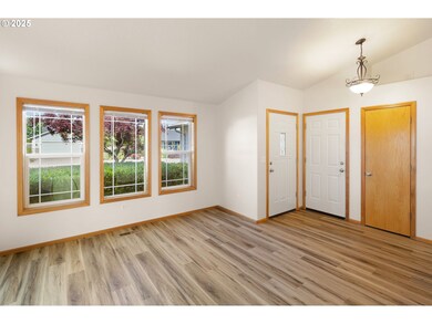 586 Creswood Loop, Creswell, OR 97426 - photo 7