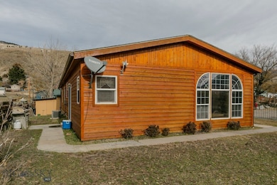 112 S Yellowstone St, Gardiner, MT 59030 - photo 6