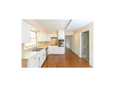Freshly painted kitchen, new SS dishwasher, cookto