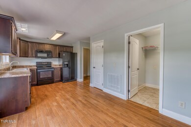 668 Grays Pointe Ct-11