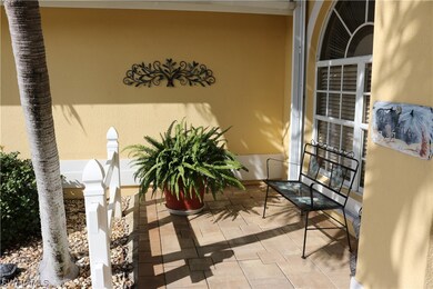Nice sunny, open-air front porch seating.....