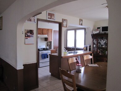 922 W Ridgeland Ave, Waukegan, IL 60085 - photo 4