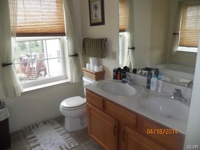 6881 Hunt Dr, Macungie, PA 18062 - photo 7