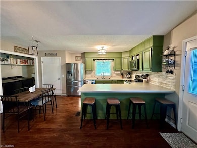 Kitchen Eat-In Bar